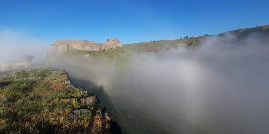 Kars, sis bulutları arasında kayboldu