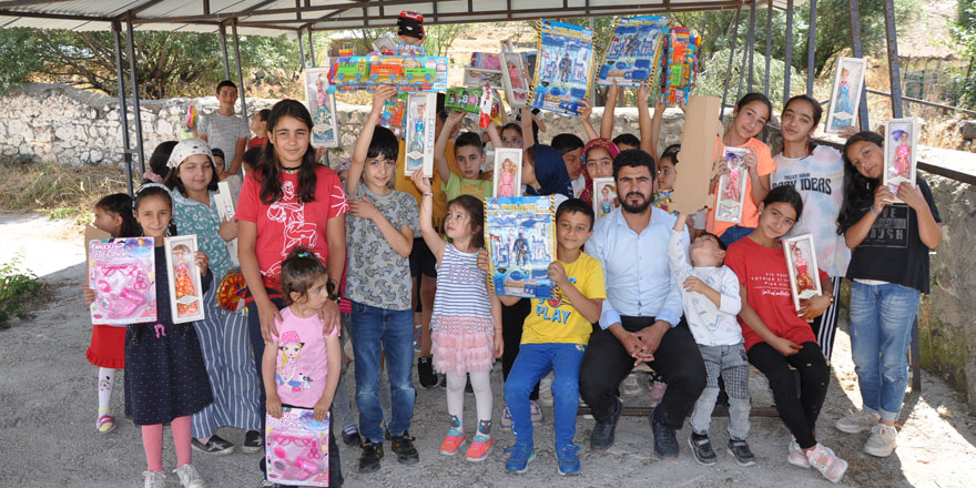 'Bir oyuncak da sen ver' ekibi Kur’an kursu öğrencilerinin yüzünü güldürdü