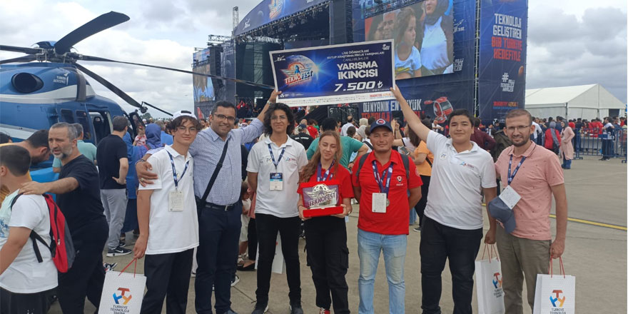 Türkiye 2’ncisi Karslı öğrenci Nisa Gül Yıldız, TEKNOFEST finalinde ödülünü aldı