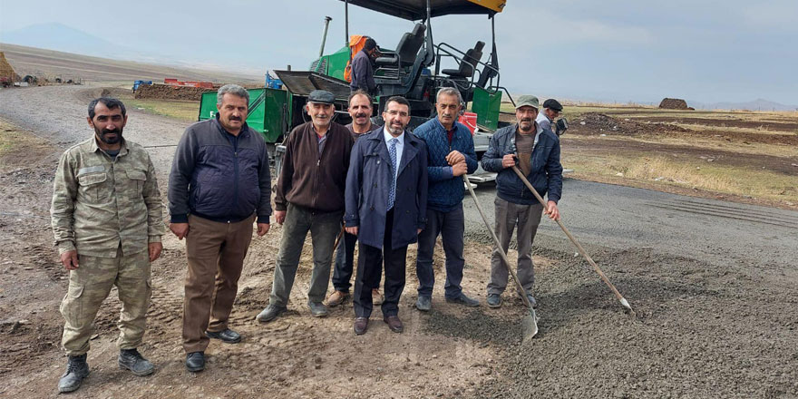 Hacıhalil köyünde beton asfalt çalışması sürüyor