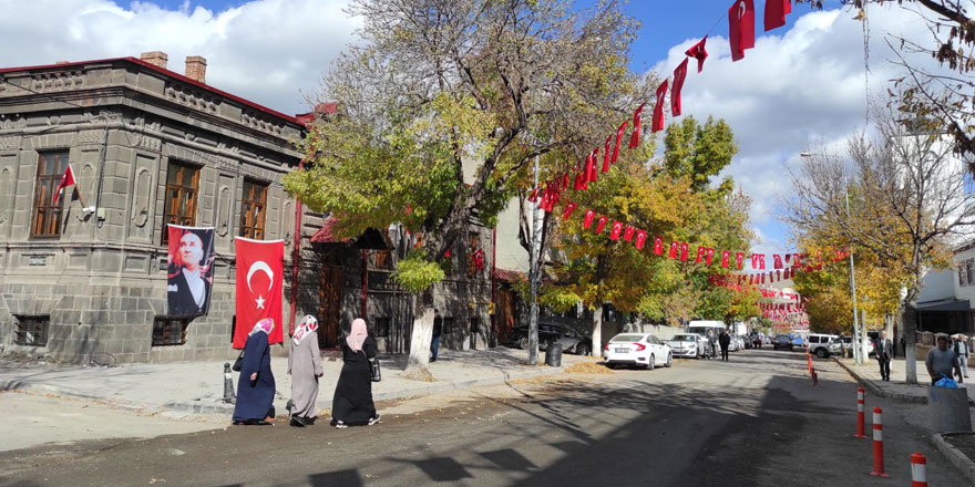 Kars’ta cadde ve sokaklar bayraklarla donatıldı