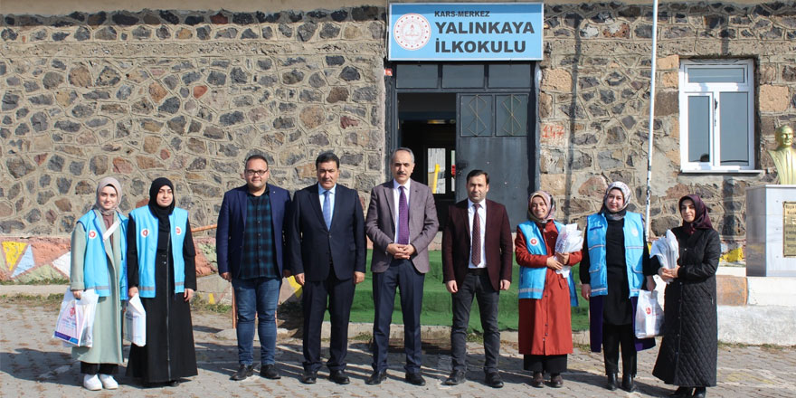 Kars’ta öğrencilere kitap dağıtıldı