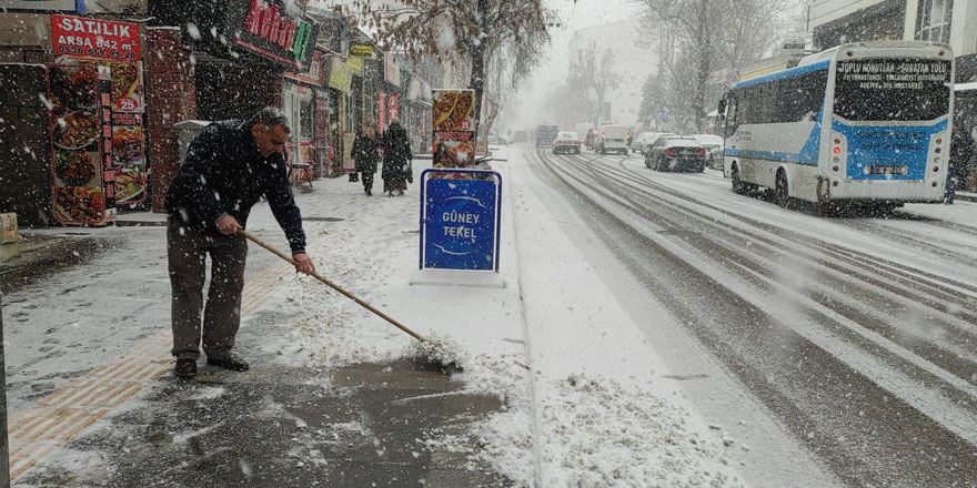 Kars’ta lapa lapa kar yağışı