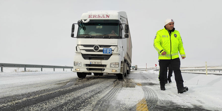 Özbekistan ve Gürcistan’dan gelen tırlar yolda kaldı