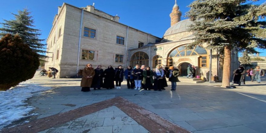 Gençler Kars'ın tarihi ve manevi mekanlarını tanımaya devam ediyor