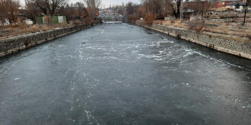 Kars eksi 9’u gördü, Kars Çayı kısmen dondu