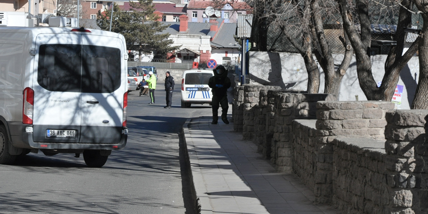 Kars’ta askeriye önünde 'şüpheli poşet' paniği