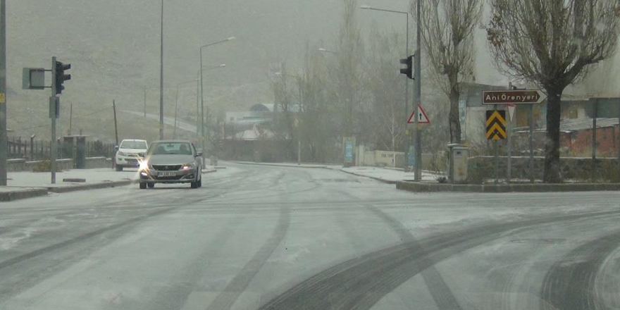 Kars’ta yağan kar kısa sürede eridi