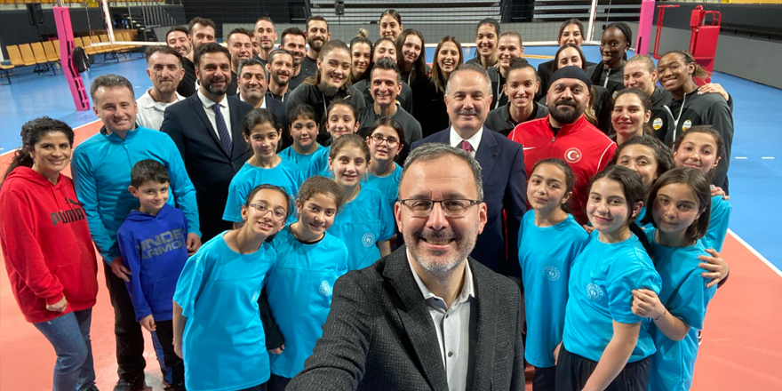 Dikme Kız Voleybol Takımı Bakan Kasaoplu ile buluştu