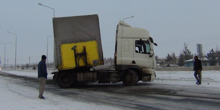 Kars’ta kayan tır refüje çıktı, tırlar yollarda kaldı