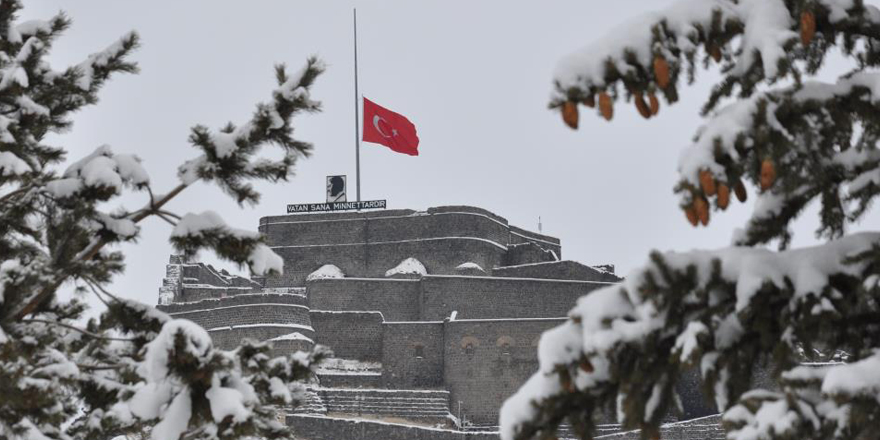 Kars’ta bayraklar yarıya indirildi