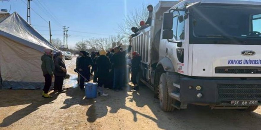 Kafkas Üniversitesi deprem bölgesinde yardımlarını sürdürüyor