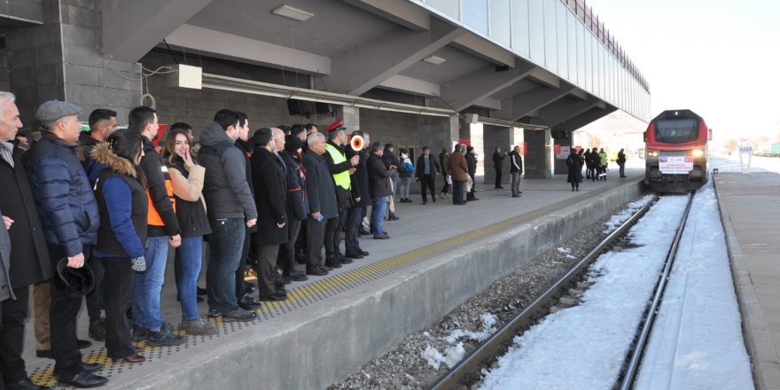 Bakü'den gönderilen yardım treni Kars’a geldi