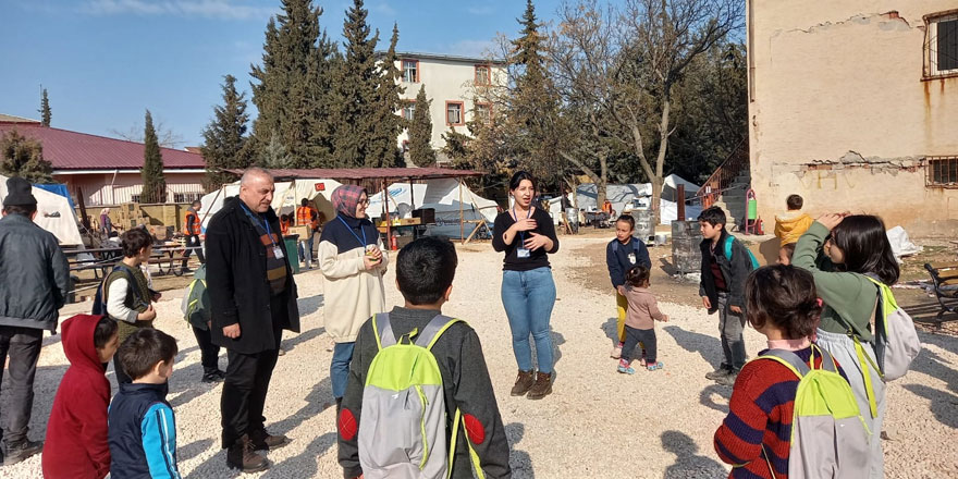 Karslı öğretmenler deprem bölgesinde psikososyal destek veriyor