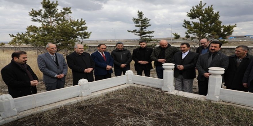 Halk Ozanı Aşık Murat Çobanoğlu, vefatının 18'nci yılında Kars'ta mezarı başında anıldı