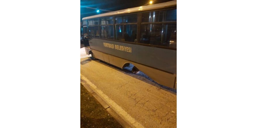 Elazığ’da yolcu dolu otobüsün arka tekeri fırladı