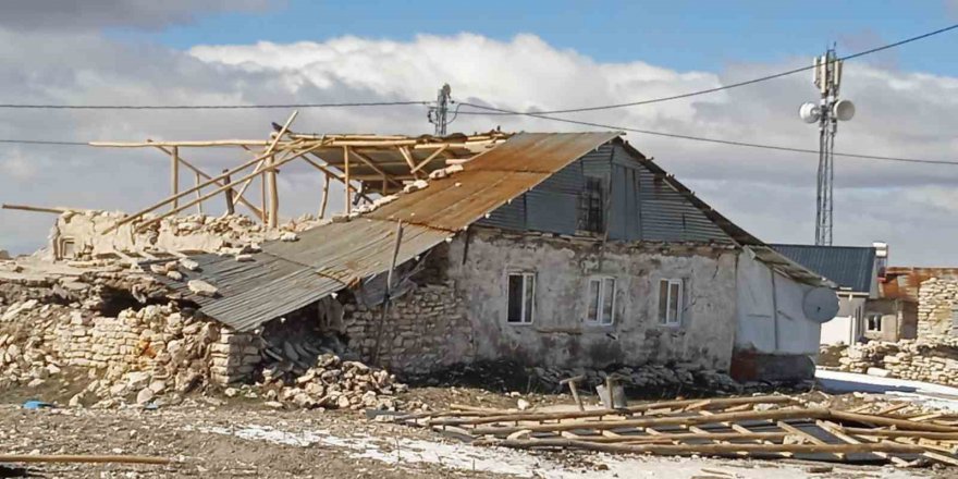 Malatya’da fırtına evlerin çatısını uçurdu