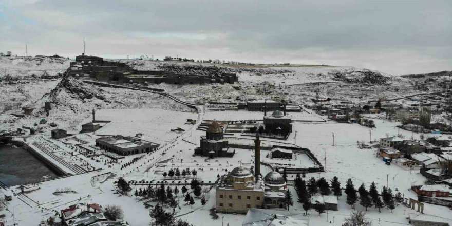 Nisan ayında beyaza bürünen Kars böyle görüntülendi