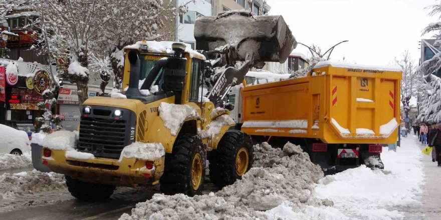 Van’da 83 yerleşim yerinin yolu kardan kapandı