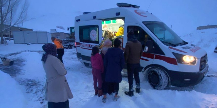 Van’da köyde kardan mahsur kalan hamile kadın hastaneye ulaştırıldı