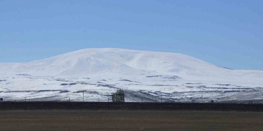 Kars’ta dağlar beyaz örtüyle kaplandı