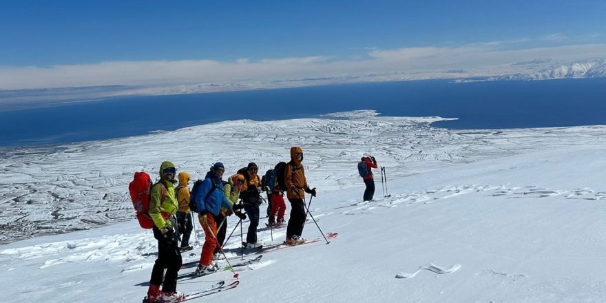 Yabancı dağcılar Nemrut Dağı’nda dağ kayağı yaptı