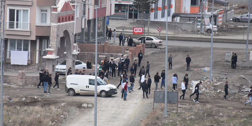 Kars’ta öğrencilerden taşlı, sopalı ve bıçaklı kavga