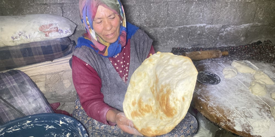 Bu da köy tandırlarının Ramazan pidesi!