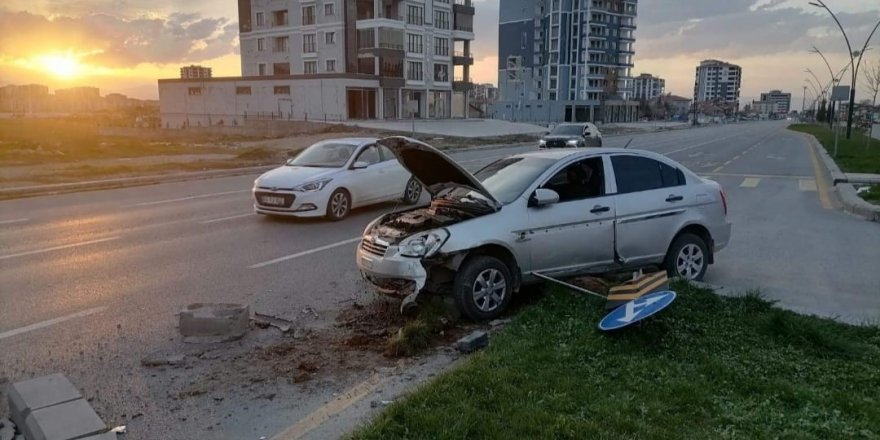 Kontrolden çıkan otomobil refüje çarptı: 6 yaralı