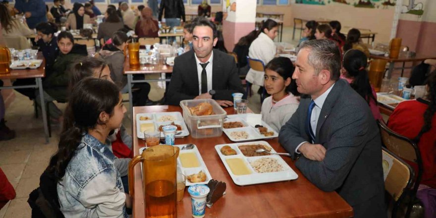 Ağrı Milli Eğitim Müdürü Kökrek, iftarını açtığı öğrencilerin sinema talebini geri çevirmedi