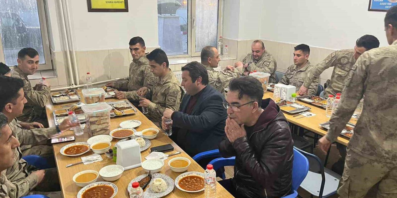 Kaymakam Ocak askerlerle iftar yemeğinde buluştu