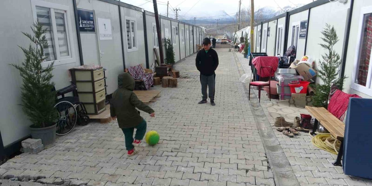 Malatya’da konteyner kentlerin kurulumu sürüyor