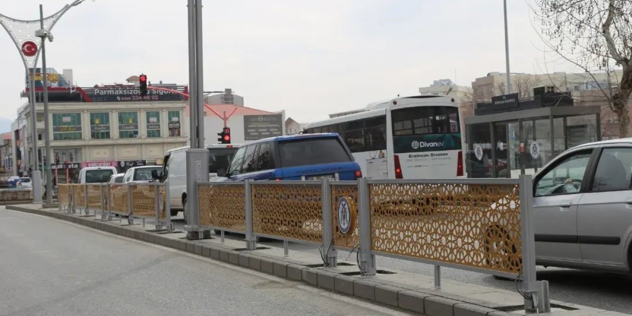 Erzincan’da dekoratif refüj bariyer yapım çalışması