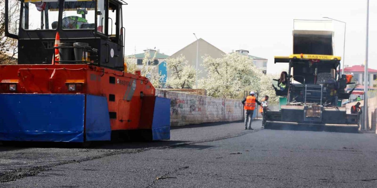 Iğdır’da asfaltlama devam ediyor