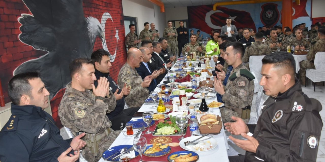 Emniyet Genel Müdürü Aktaş Özel Harekat Polisiyle sahur yaptı