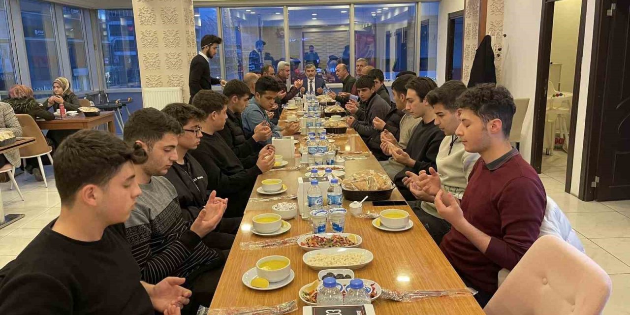 Müftü Gül, genç cemaatle iftar açtı