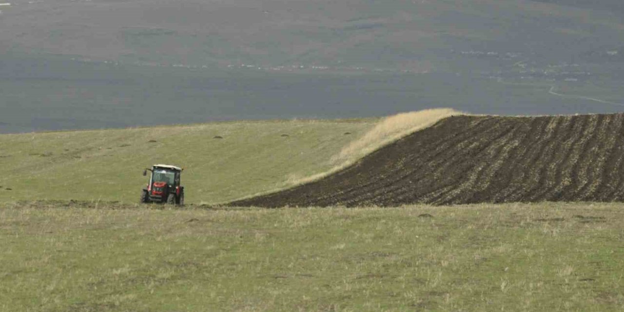 Kars’ta tarlalar sürülüyor