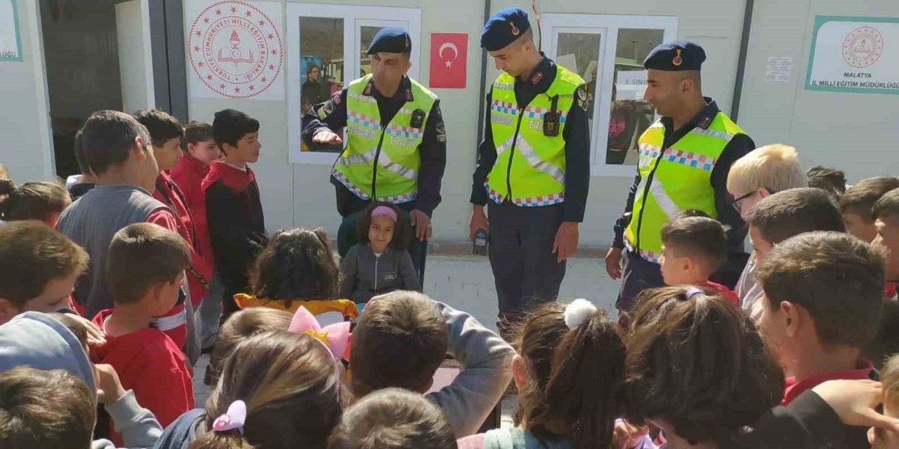 Jandarmadan depremzede çocuklara trafik eğitimi