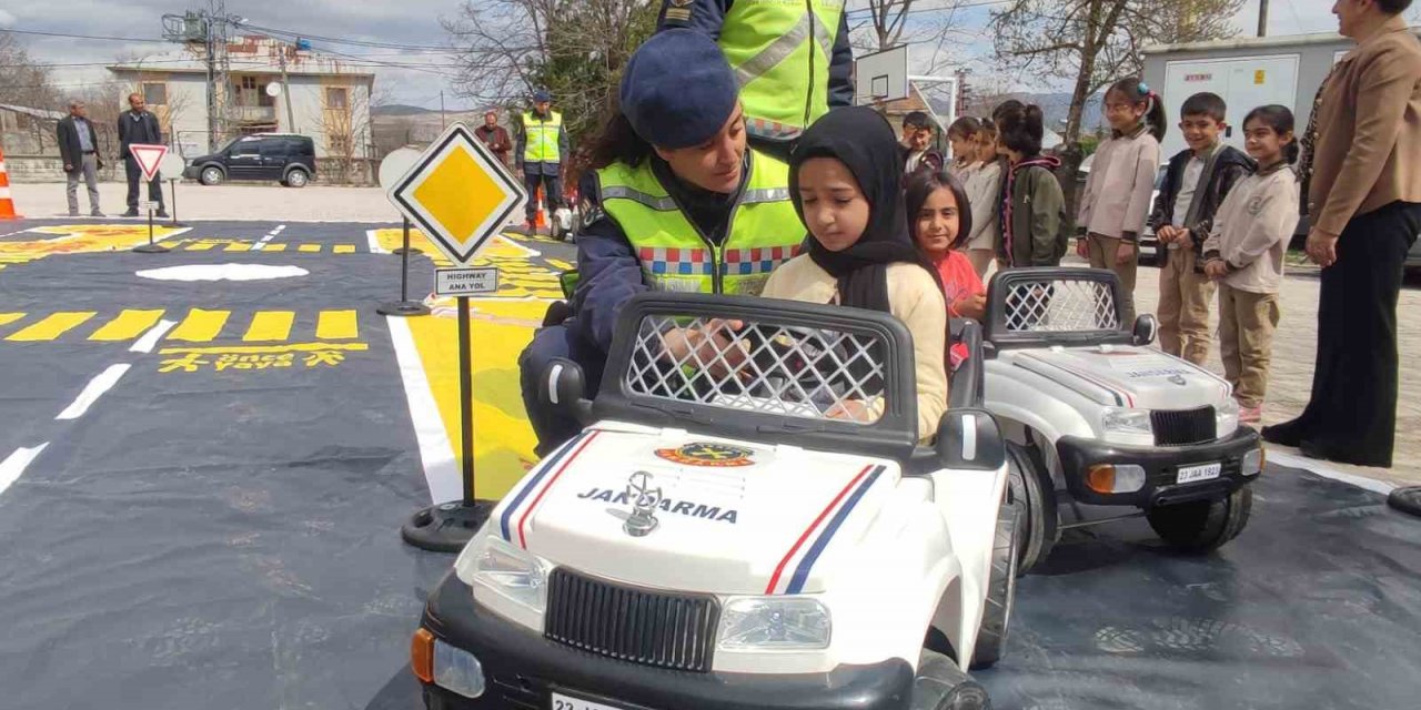 Jandarma ekiplerinden öğrencilere trafik güvenliği eğitimi