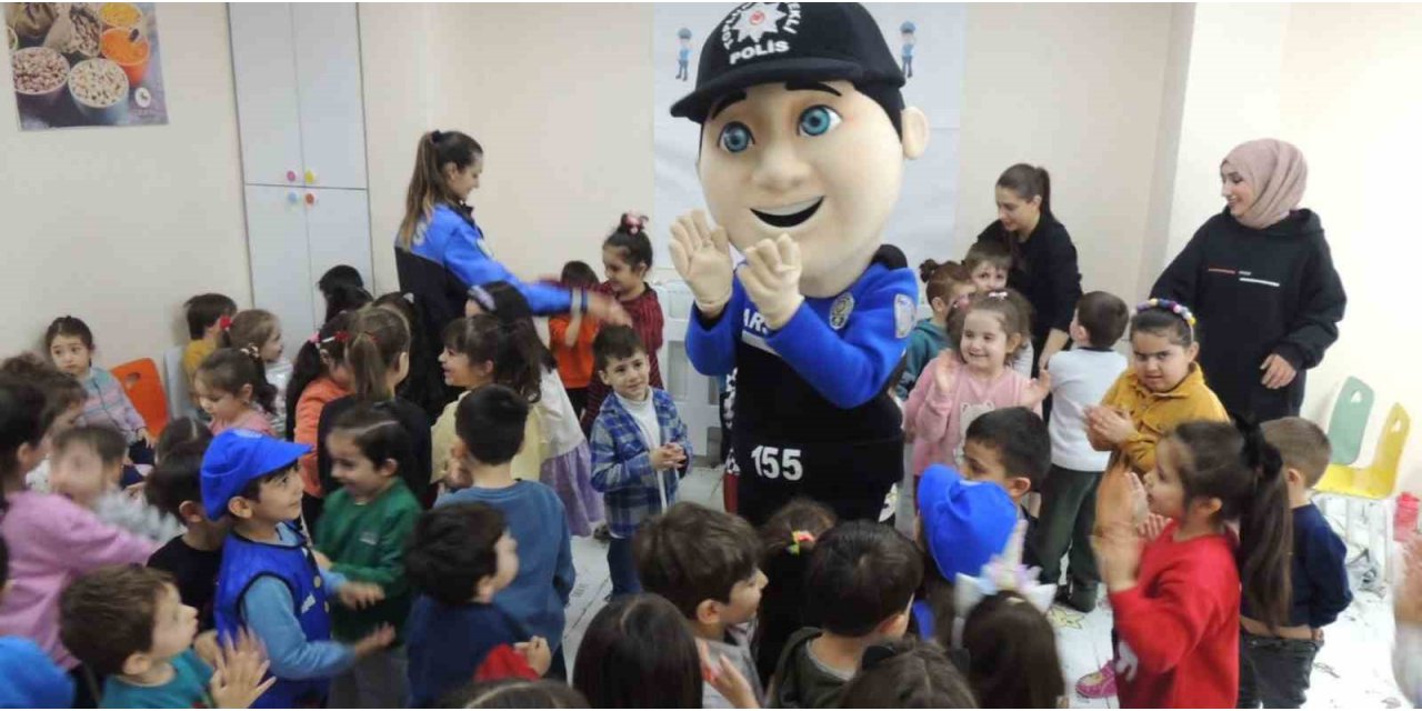 Kars’ta polis çocukları bilgilendirdi