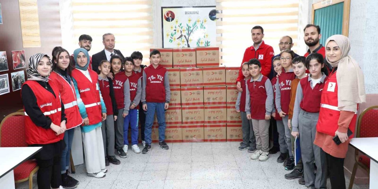 Okullardan toplanan yardımlar Kızılay’a teslim edildi