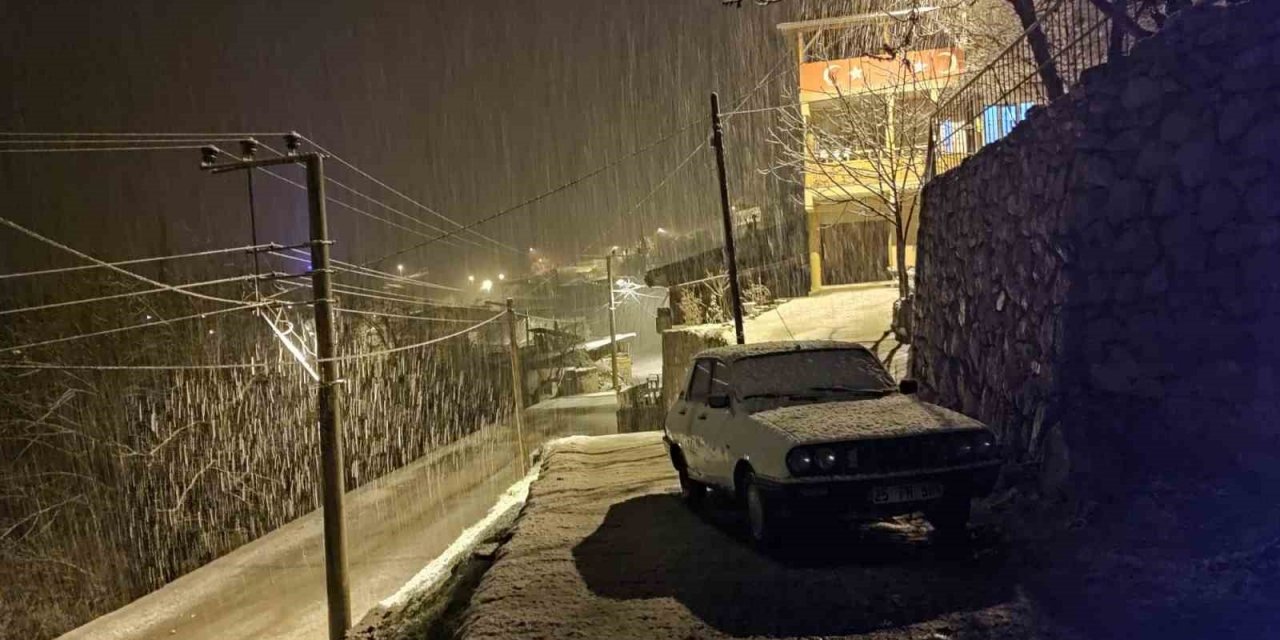 Nisan ayında, sahur vaktinde yoğun kar yağışı şaşırttı