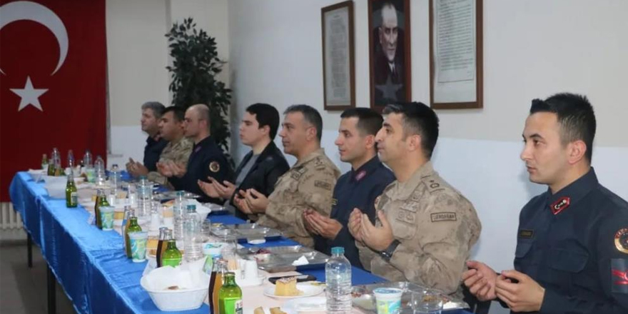 Vali Vekili Tuna, Mehmetçikle birlikte iftar açtı