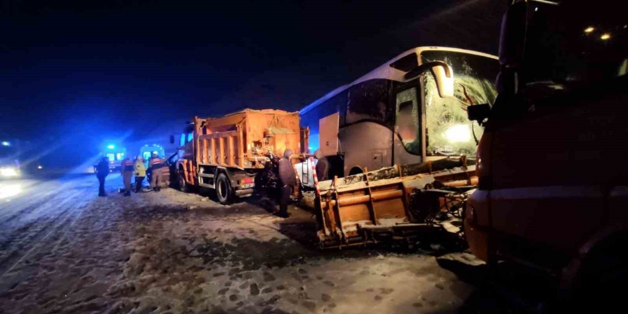 Erzincan’da zincirleme trafik kazası: 8 yaralı