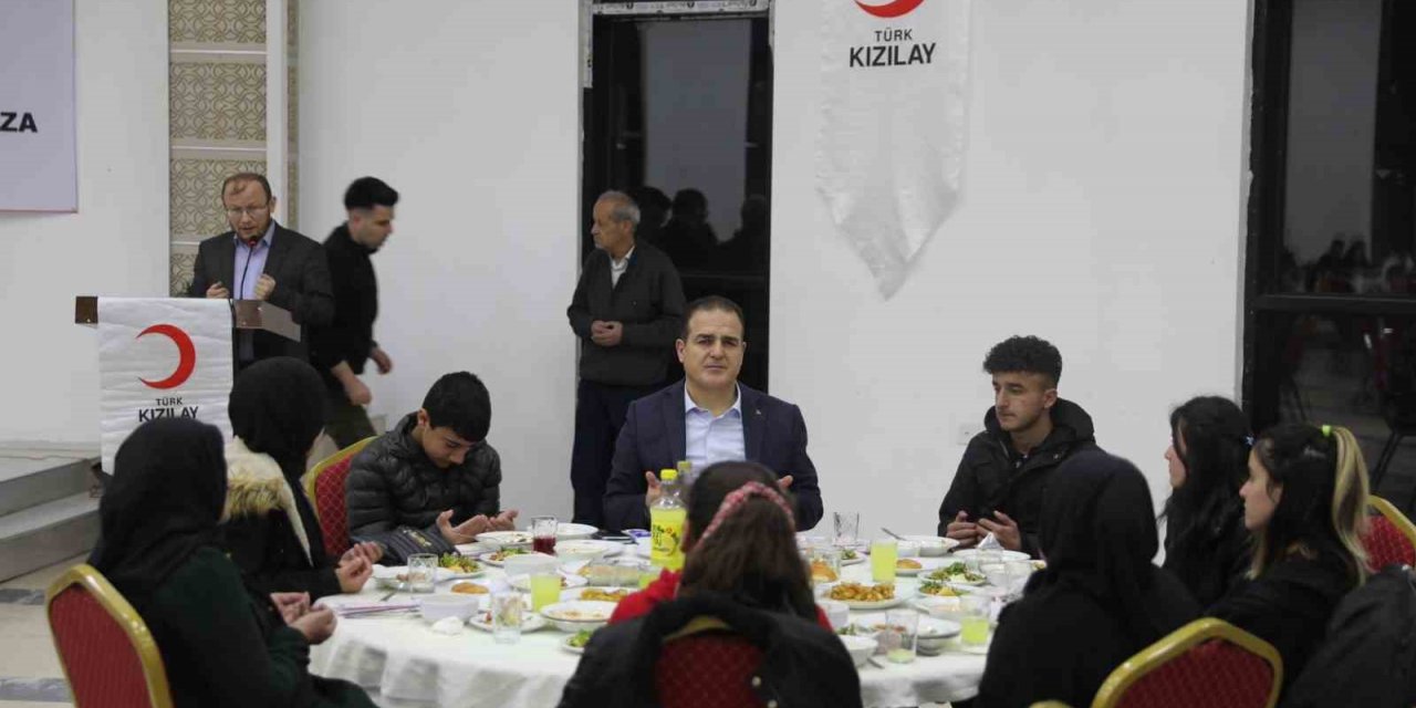 Vali Akbıyık, yetimlerle iftarda buluştu