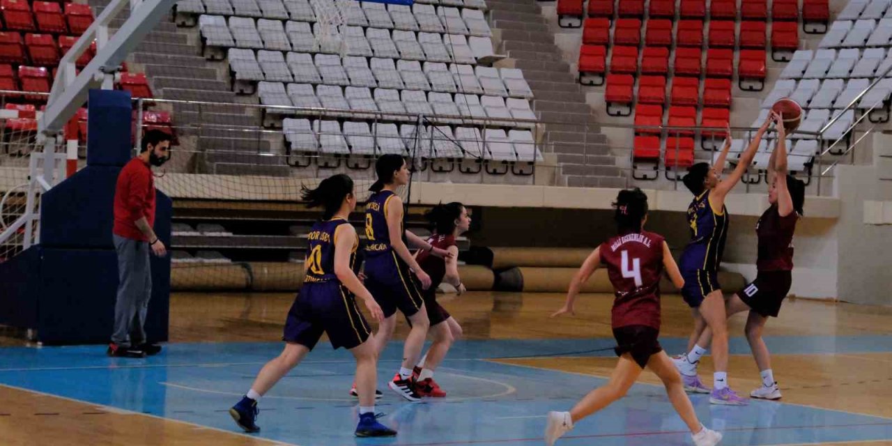 Erzincan’da oynanan basketbol şampiyonasında liseliler ter döktü