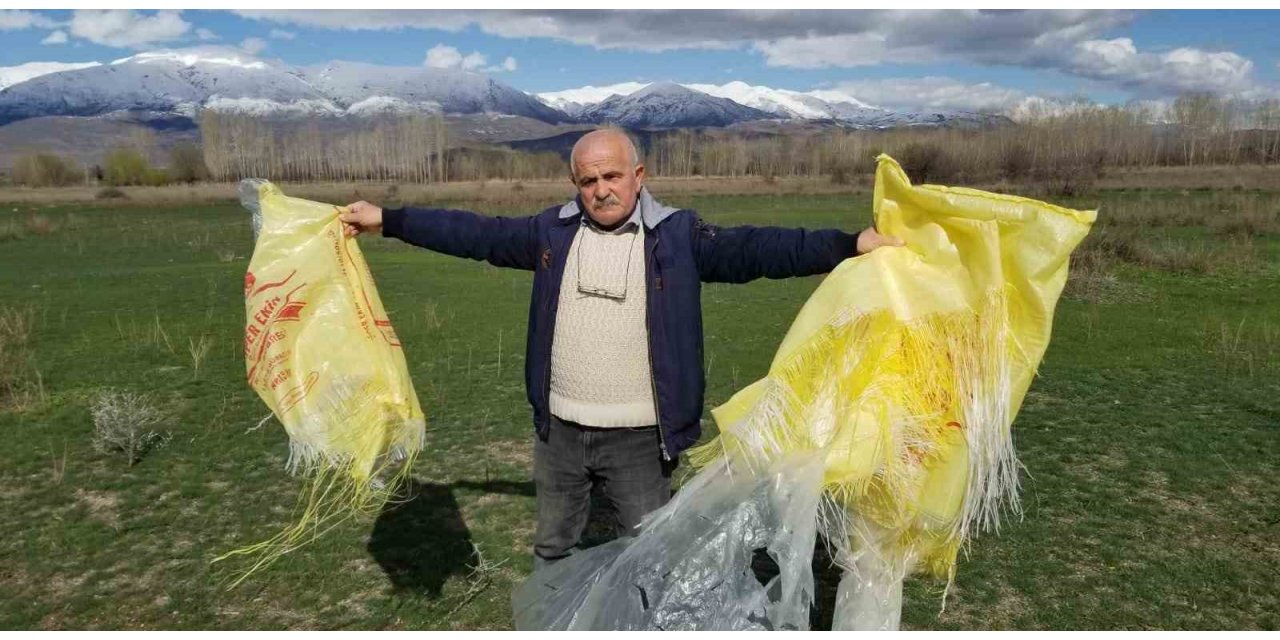 Meralara çöp olarak atılan çuvallar hayvanlar için tehlike saçıyor