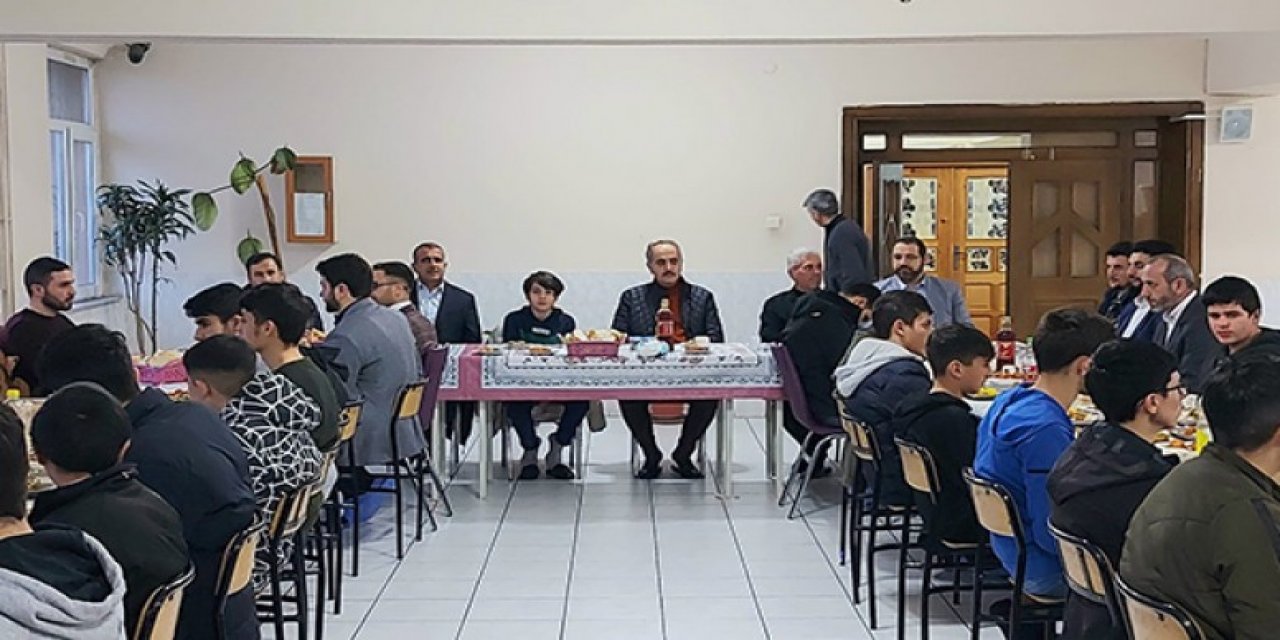 Kars Müftüsü Hamza Bayram, hafızlarla iftarda buluştu