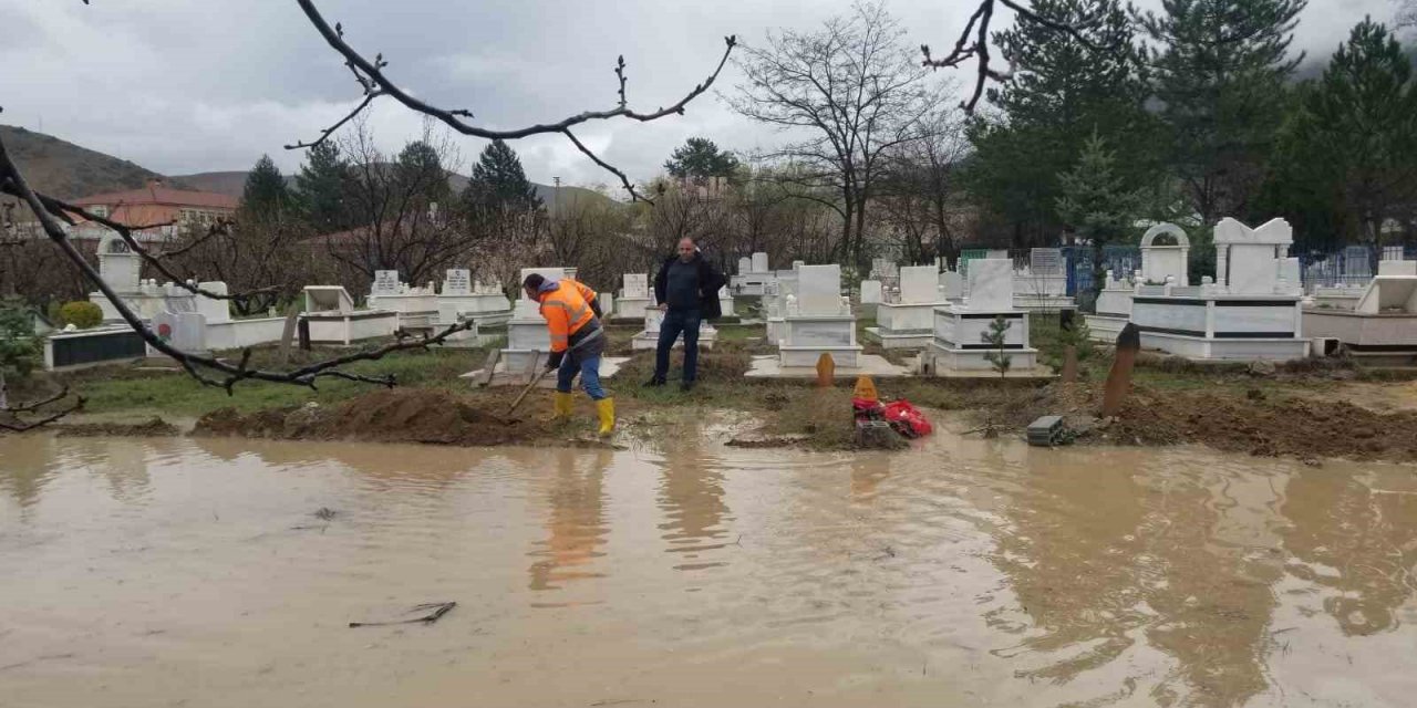 Sağanak yağış sel su baskınlarına neden oldu