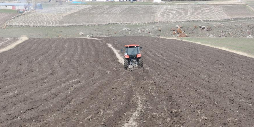 Kars’ta çiftçilerin tarla ekimi başladı